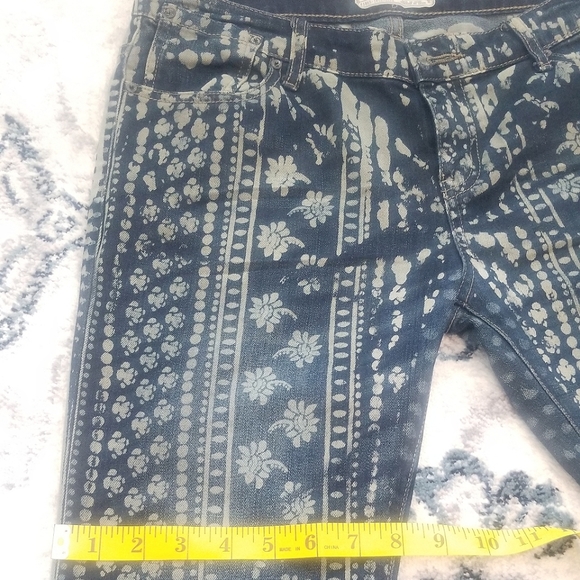 💎FREE PEOPLE 💎Rare, like new! size 28 Bali print festival raw hem flare jeans! - Picture 11 of 12